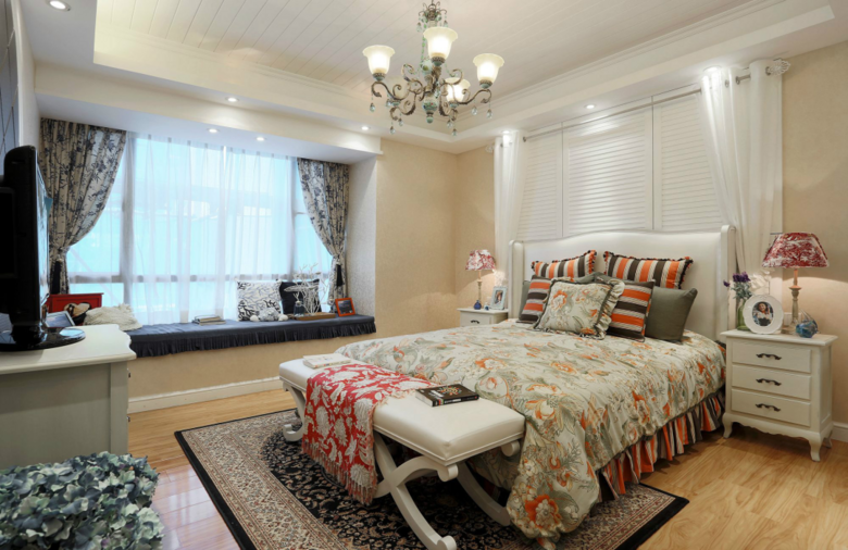 �Ҿ�װ�ޣ�ɫ������Щ������