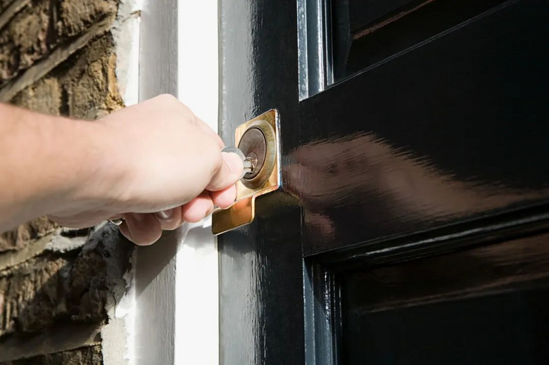 男子偷配女同事家钥匙在卧室安装微型摄像头