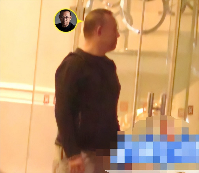 宋丹丹夫妇和姜文深夜聚餐！大厅内亲密拥抱感情好，姜文身材魁梧