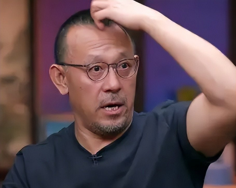 宋丹丹夫妇和姜文深夜聚餐！大厅内亲密拥抱感情好，姜文身材魁梧