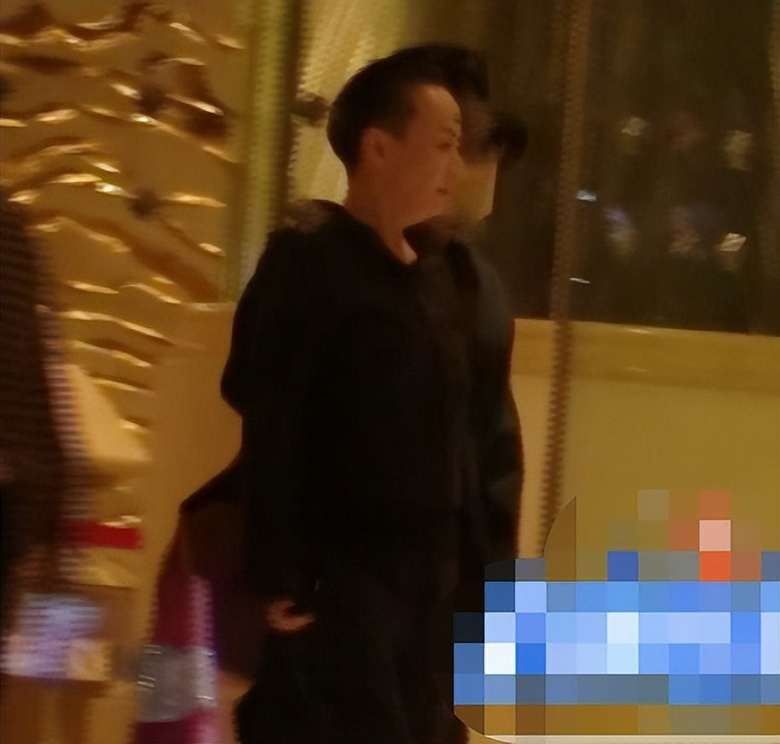 宋丹丹夫妇和姜文深夜聚餐！大厅内亲密拥抱感情好，姜文身材魁梧