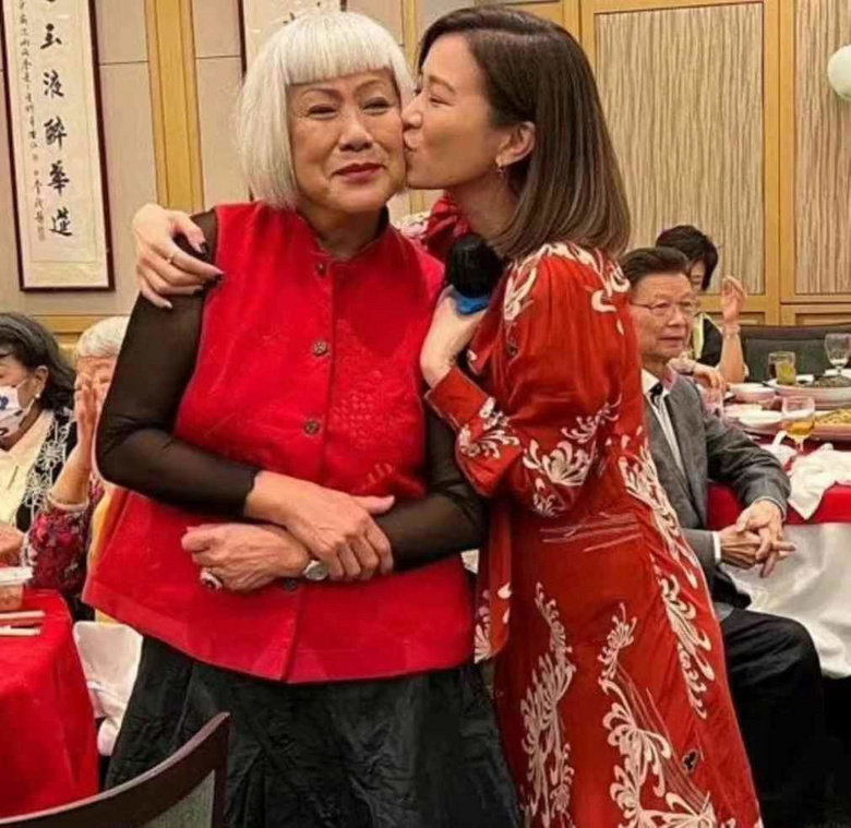 佘诗曼高调为母亲庆生，订十六桌宴席超级热闹，多位明星父母露面