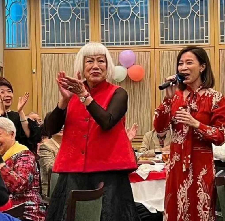 佘诗曼高调为母亲庆生，订十六桌宴席超级热闹，多位明星父母露面