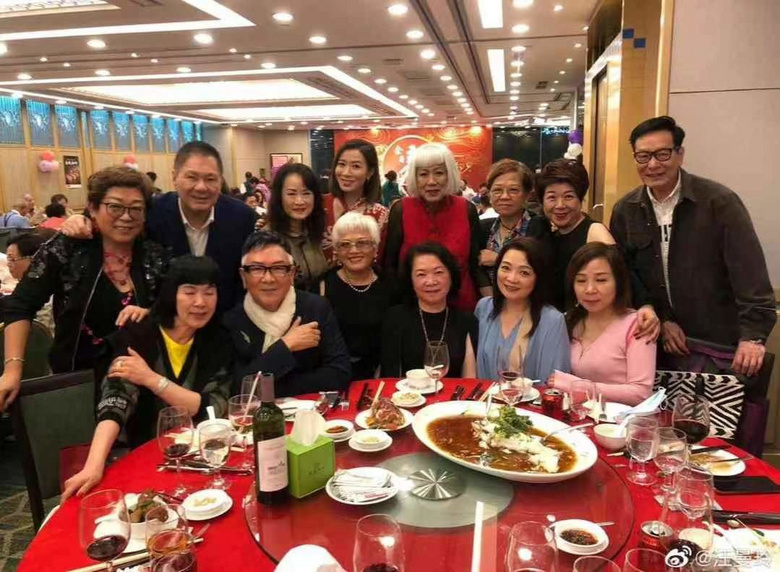 佘诗曼高调为母亲庆生，订十六桌宴席超级热闹，多位明星父母露面