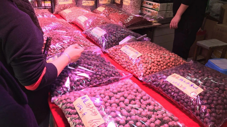 “杭州最后的马路菜场”最近年货供不应求!全长不过200多米