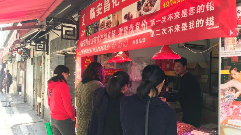 “杭州最后的马路菜场”最近年货供不应求!全长不过200多米