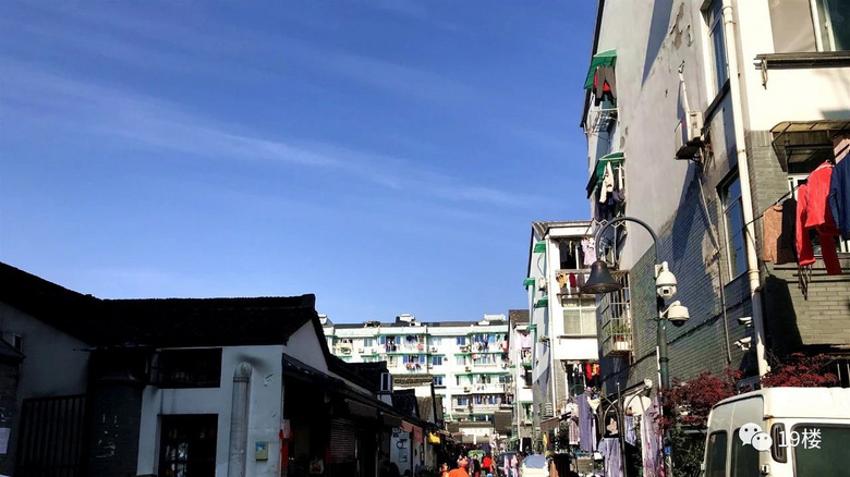 “杭州最后的马路菜场”最近年货供不应求!全长不过200多米