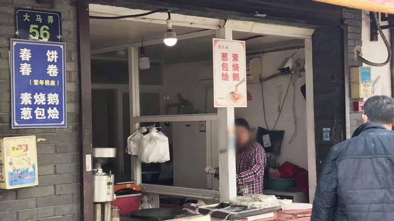 “杭州最后的马路菜场”最近年货供不应求!全长不过200多米