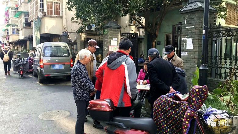 “杭州最后的马路菜场”最近年货供不应求!全长不过200多米