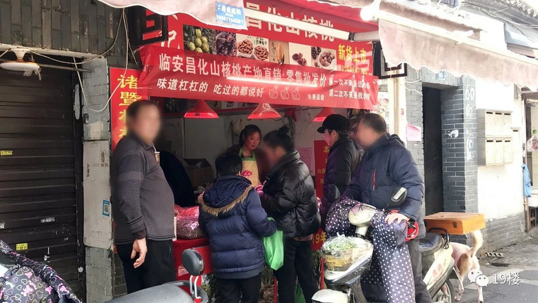 “杭州最后的马路菜场”最近年货供不应求!全长不过200多米