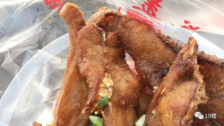 “杭州最后的马路菜场”最近年货供不应求!全长不过200多米