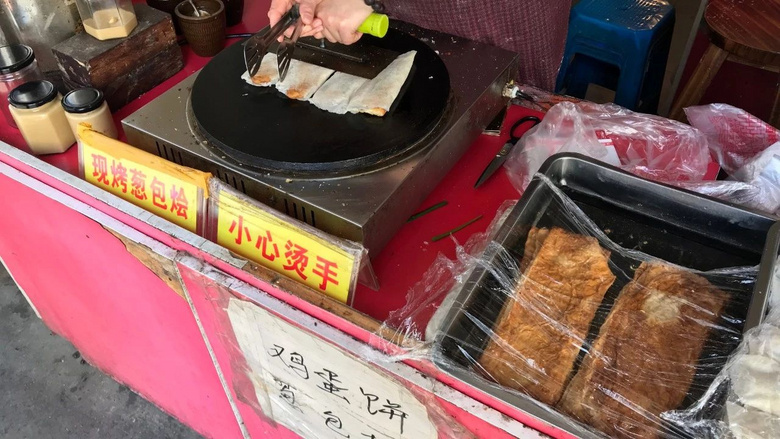 “杭州最后的马路菜场”最近年货供不应求!全长不过200多米