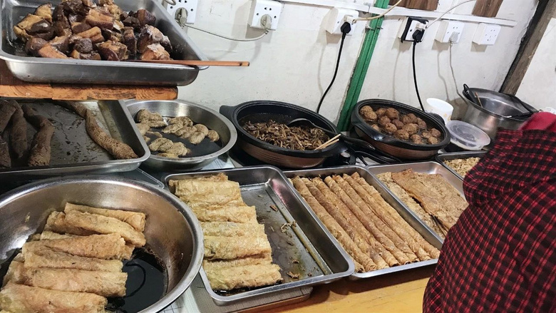 “杭州最后的马路菜场”最近年货供不应求!全长不过200多米
