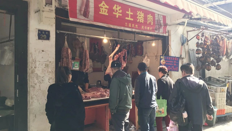 “杭州最后的马路菜场”最近年货供不应求!全长不过200多米