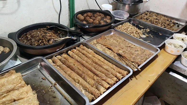 “杭州最后的马路菜场”最近年货供不应求!全长不过200多米