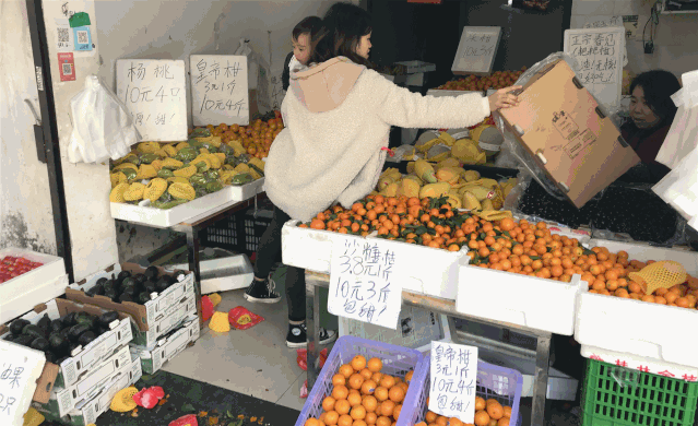 “杭州最后的马路菜场”最近年货供不应求!全长不过200多米