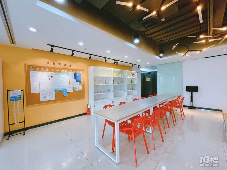 地铁口 精装小面积 2间隔断 附赠家具办公用