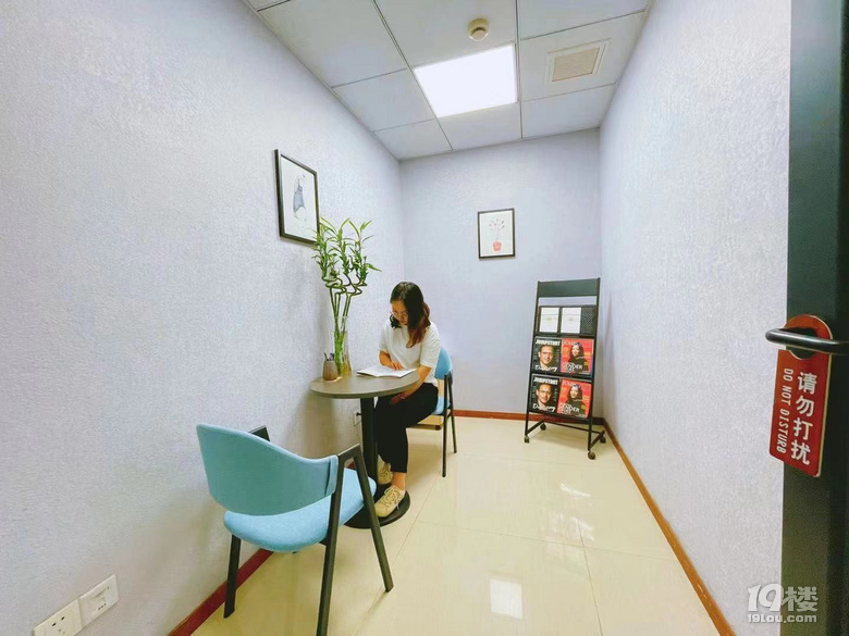 地铁口 精装小面积 2间隔断 附赠家具办公用