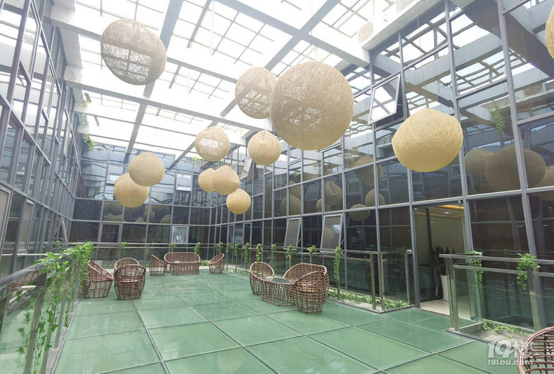 地铁口 精装小面积 2间隔断 附赠家具办公用