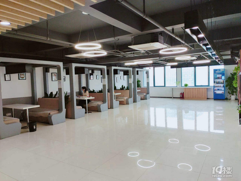 地铁口 精装小面积 2间隔断 附赠家具办公用