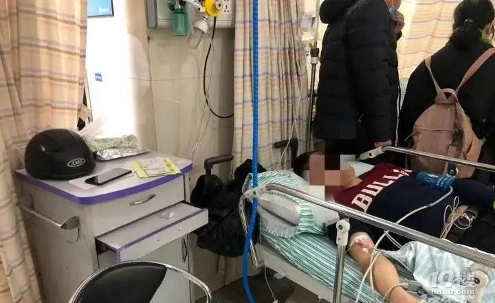 外卖小哥被掉下的树枝砸得鲜血直流，一抬头树上有人正在修剪……