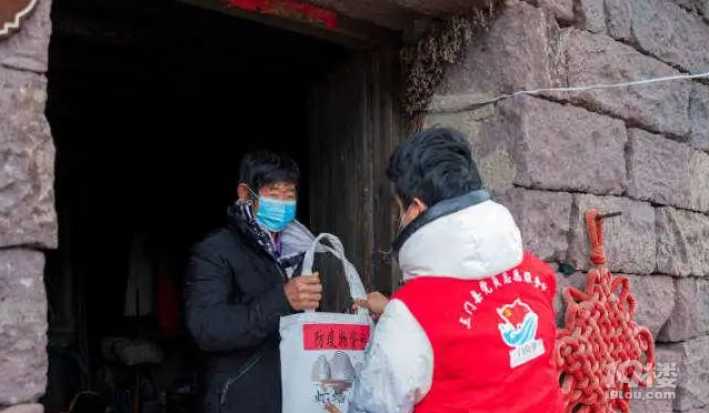 暖心!浙江多地向60歲以上老年人免費(fèi)發(fā)放“防疫包”