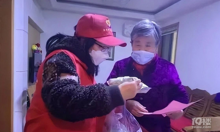 暖心!浙江多地向60歲以上老年人免費(fèi)發(fā)放“防疫包”