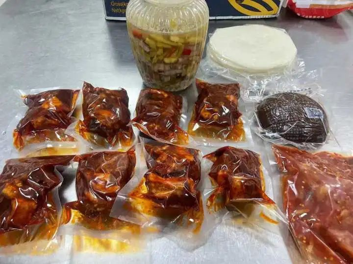 决定留杭过年,小伙收到两个大包裹,打开后惊了
