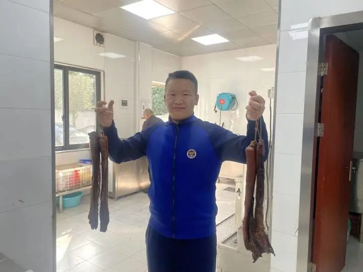 决定留杭过年,小伙收到两个大包裹,打开后惊了