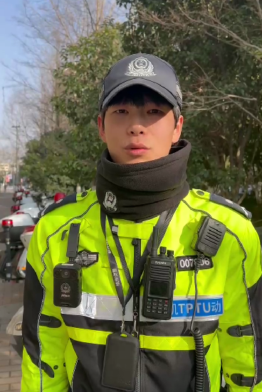 西湖边交警小哥突然爆火,网友直呼是模特吧!本人-口水杭州-杭州19楼
