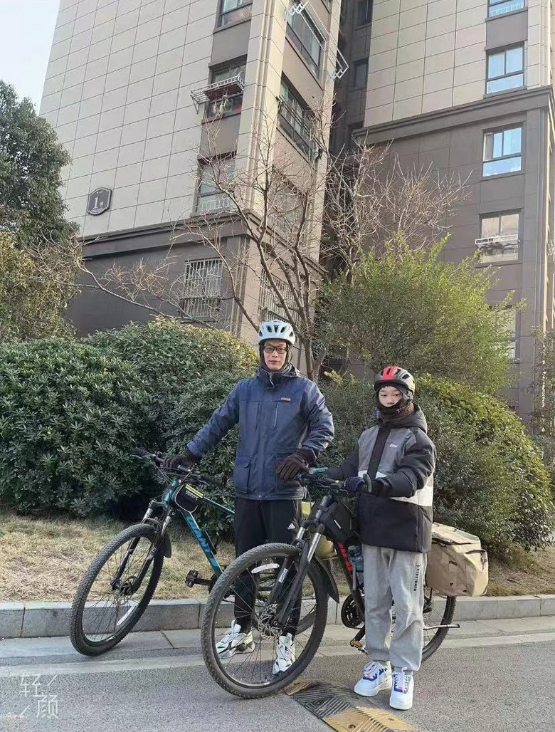 12歲兒子帶爸爸用時8天從南京騎行到西湖,刮風(fēng)下雨也沒停下