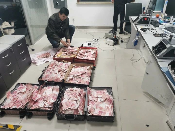 现金装满4个行李箱8台验钞机狂点5小时这起诈骗案破了