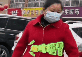 导盲犬让路给婴儿车却被呵斥，原地委屈几秒后又继续执勤…