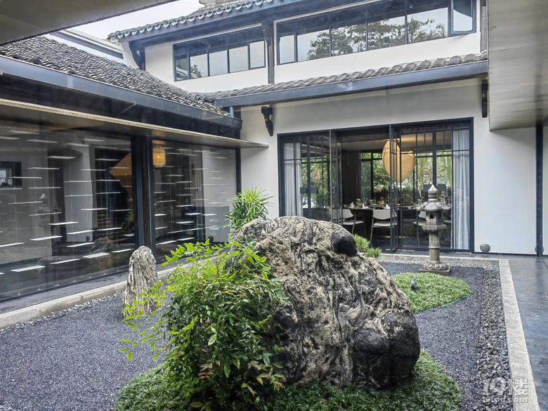 西湖里吃个饭！