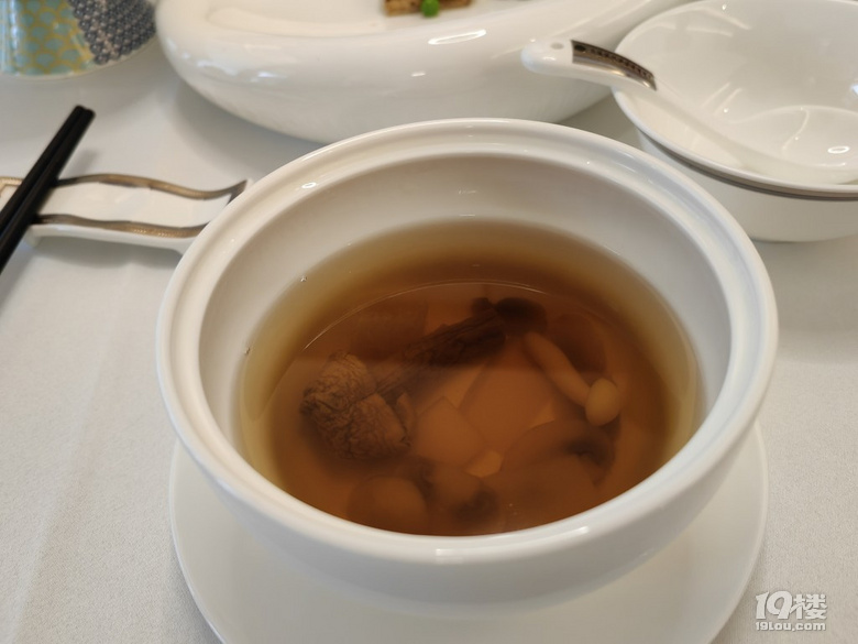 西湖里吃个饭！