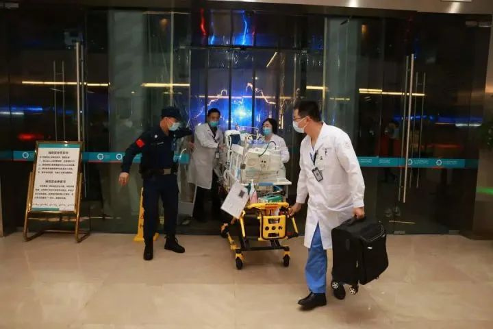 生死接力！两个月宝宝从乌鲁木齐打飞的到杭求医，医生民警都拼了