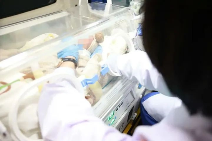 生死接力！两个月宝宝从乌鲁木齐打飞的到杭求医，医生民警都拼了