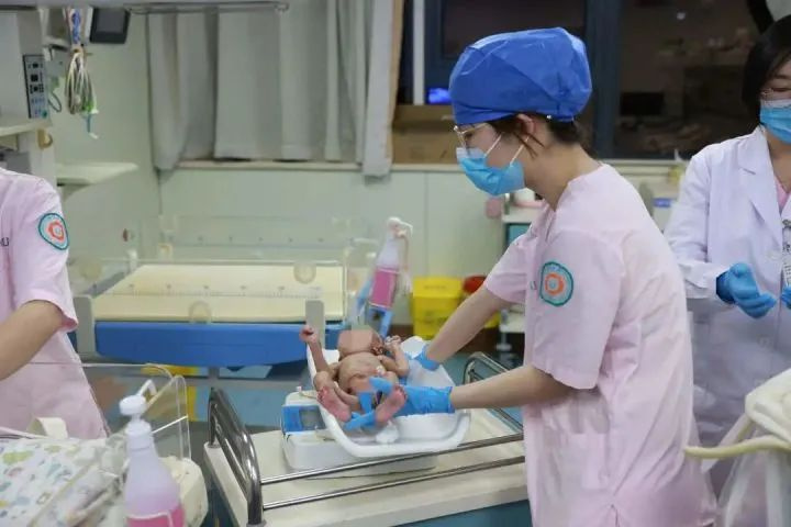 生死接力！两个月宝宝从乌鲁木齐打飞的到杭求医，医生民警都拼了
