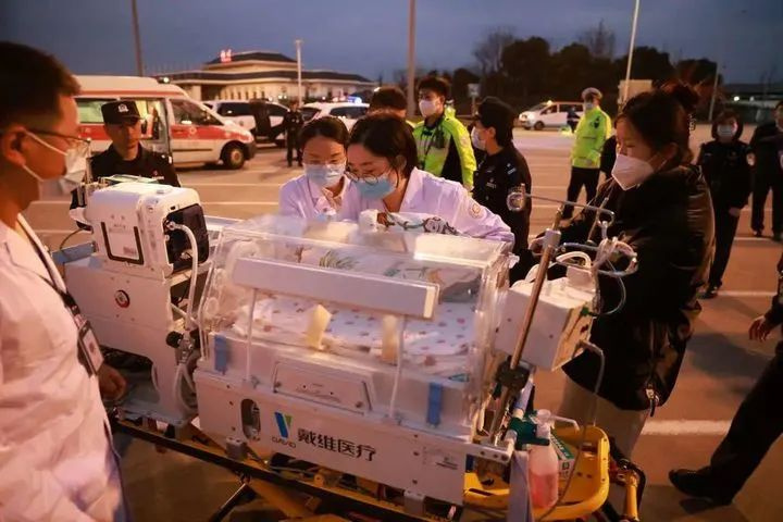 生死接力！两个月宝宝从乌鲁木齐打飞的到杭求医，医生民警都拼了