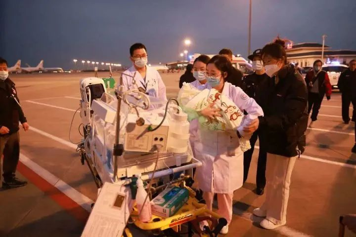 生死接力！两个月宝宝从乌鲁木齐打飞的到杭求医，医生民警都拼了