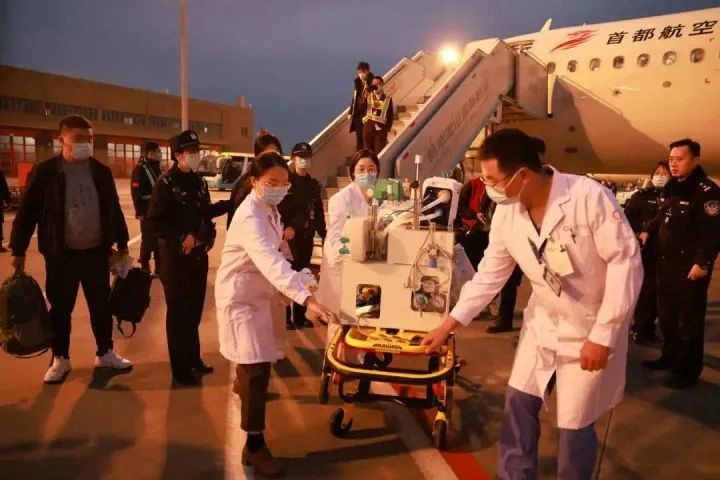 生死接力！两个月宝宝从乌鲁木齐打飞的到杭求医，医生民警都拼了