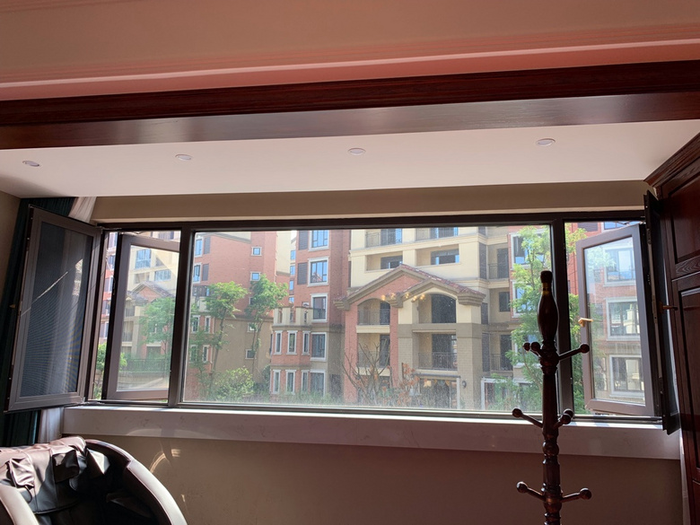 客厅圆弧形窗———德卡西108断桥窗纱一体平开窗