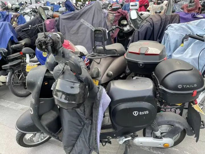 杭州地铁口这幕让人傻眼:打工人上下班太难了