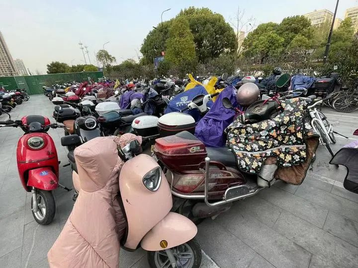 杭州地铁口这幕让人傻眼:打工人上下班太难了
