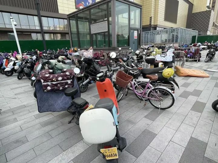 杭州地铁口这幕让人傻眼:打工人上下班太难了