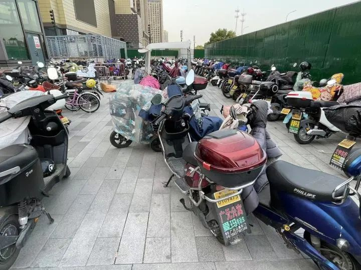 杭州地铁口这幕让人傻眼:打工人上下班太难了