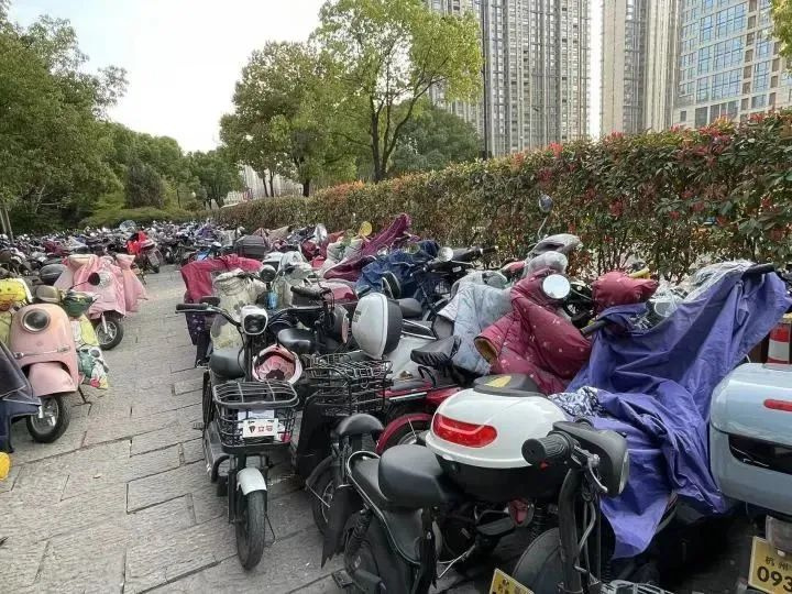 杭州地铁口这幕让人傻眼:打工人上下班太难了