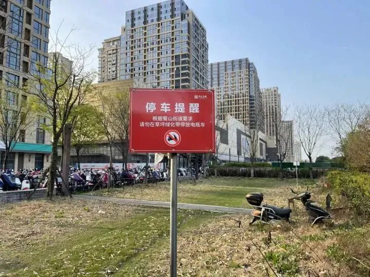杭州地铁口这幕让人傻眼:打工人上下班太难了