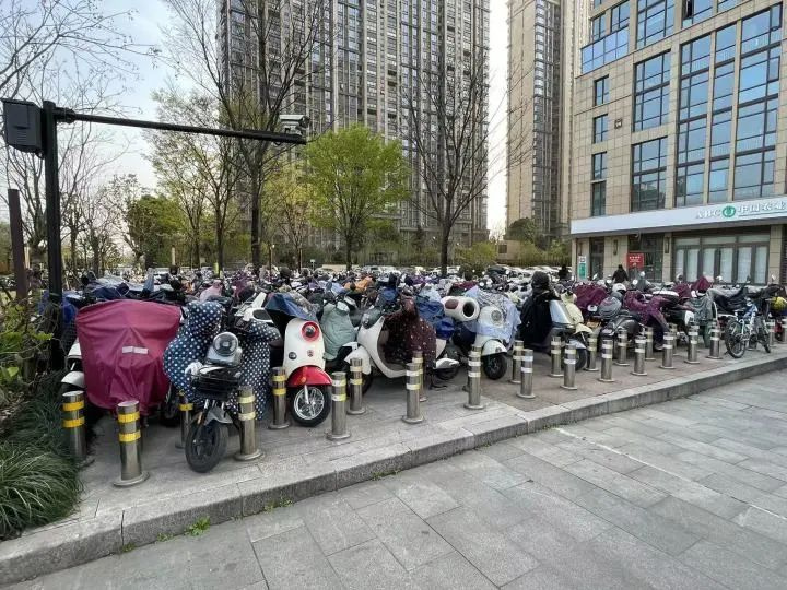 杭州地铁口这幕让人傻眼:打工人上下班太难了