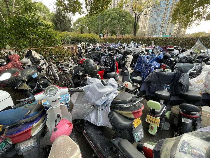 杭州地铁口这幕让人傻眼:打工人上下班太难了